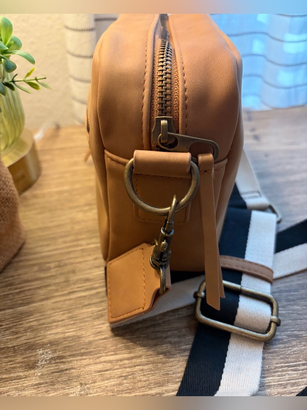 Universal Thread Mini Crossbody - Picture 3 of 5